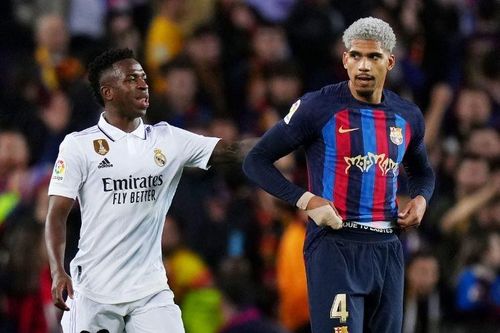 Cử chỉ đẹp của Vinicius sau khi khiến hậu vệ Barca phản lưới