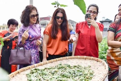 Các nhà ngoại giao nữ nước ngoài tại Việt Nam trải nghiệm dệt tơ tằm