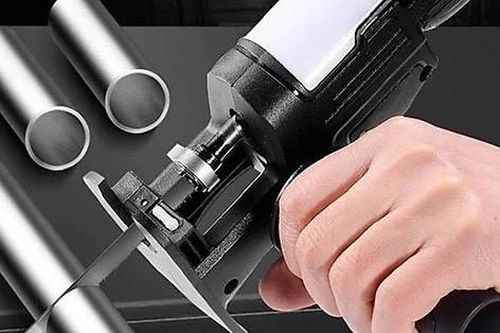 Người đàn ông bị cưa máy cắt cụt 4 ngón tay