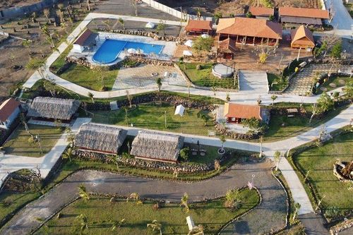 Bị xử phạt vì xây dựng nhiều hạng mục trái phép, trang trại ngựa vẫn hoạt động rầm rộ