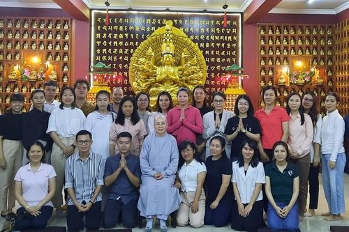 Sinh viên khoa Tâm lý học thực tập thiền