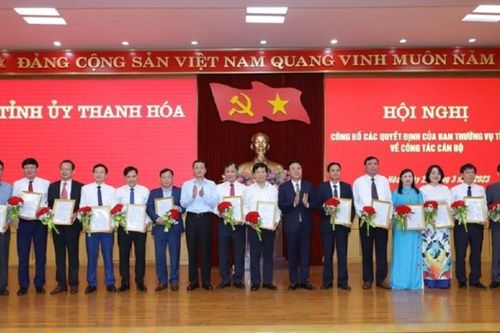 Thanh Hóa: Công bố nhiều quyết định điều động, luân chuyển cán bộ trên địa bàn