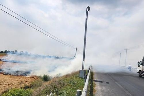 An Giang: Nguy cơ tai nạn trên Quốc lộ 91 do... khói đốt đồng