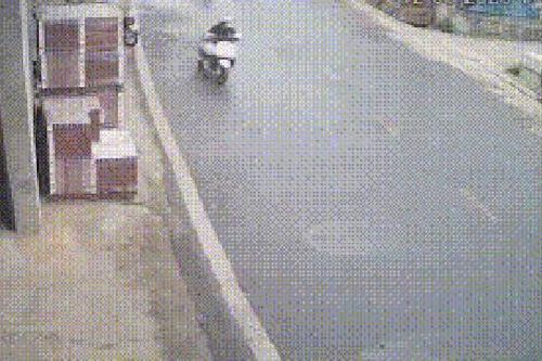 Thót tim cảnh trâu điên rượt đuổi, cô gái quay xe chạy 'bạt mạng'