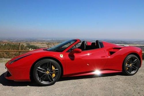 Khách Mỹ bị phạt vì lái Ferrari vào quảng trường ở Italy