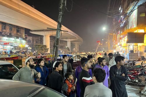 Nhiều cư dân 2 nước Pakistan, Afghanistan hoảng loạn chạy ra khỏi nhà