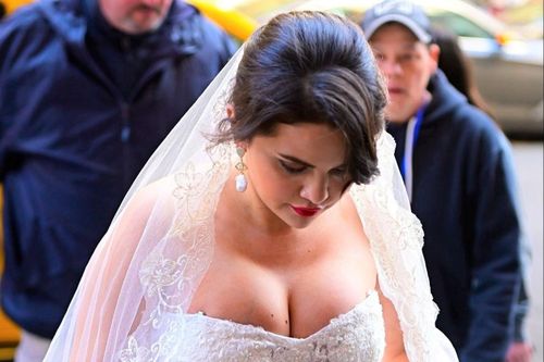 Ảnh Selena Gomez mặc váy cưới gây sốt