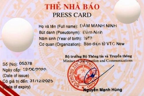 Tạm giữ đối tượng sử dụng thẻ nhà báo giả để mong bỏ qua vi phạm giao thông