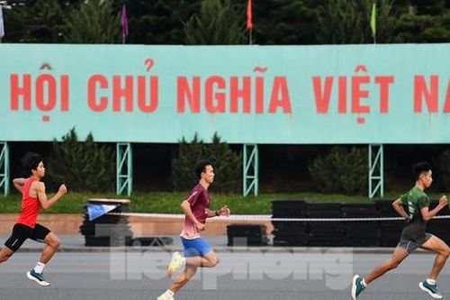 Tiền Phong Marathon 2023: Ra đường gặp 'cao thủ'