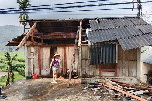Mưa đá, lốc xoáy giật tung hàng chục mái nhà dân ở Nghệ An