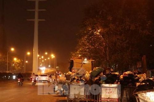 Xe tập kết rác 'xâm chiếm' lòng đường Hà Nội