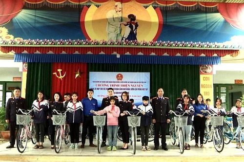 Trao 30 xe đạp tặng học sinh nghèo vượt khó