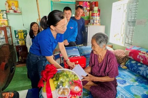 Đoàn thanh niên EVNGENCO2 thăm, tặng quà Mẹ Việt Nam Anh hùng