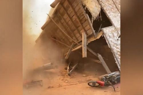 Lốc xoáy dữ dội xé toạc ngôi nhà