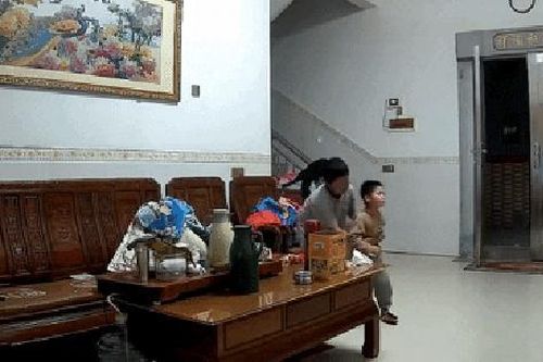 Thấy em hóc dị vật, anh trai dùng thủ thuật cứu em đáng nể phục