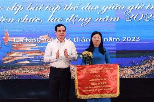 Trao giải thưởng Hội thi Clip tập thể dục giữa giờ cho công nhân, người lao động