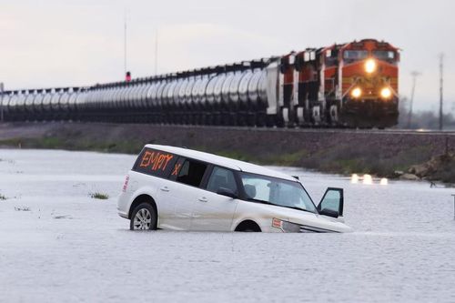 Bão sông khí quyển càn quét, hàng chục nghìn dân California mất điện