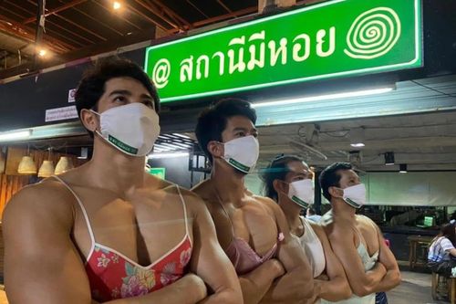 Nhóm đàn ông Thái Lan mặc nội y gây phẫn nộ ở Malaysia