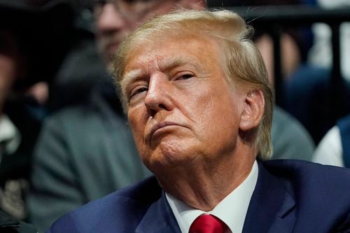 Lý do ông Trump muốn 'bị còng tay' khi ra tòa