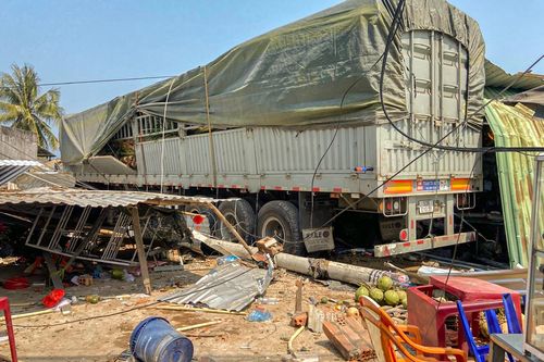 Xe tải tông sập quán cà phê cạnh quốc lộ 1, nhiều người bị thương
