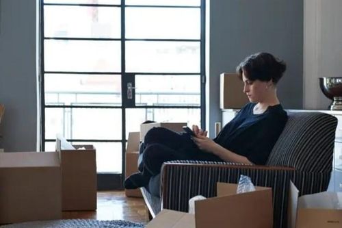 Người trẻ dồn hết tiền mua nhà rồi cho thuê lại