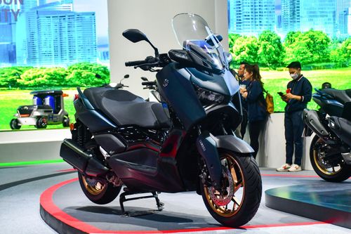 Yamaha XMAX 300 2023 có 2 màn hình như ôtô, động cơ tiết kiệm hơn