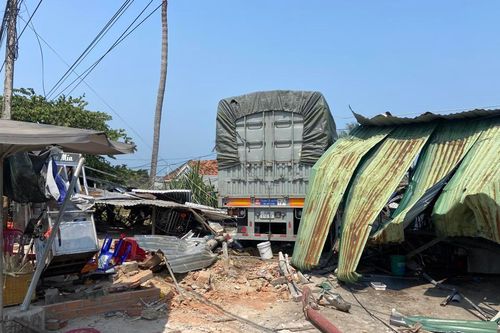 Khánh Hòa: Xe tải tông sập quán cà phê và nhà dân, nhiều người bị thương