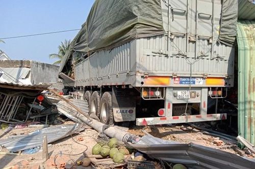 Xe tải mất lái lao vào quán nước, nhiều người bị thương