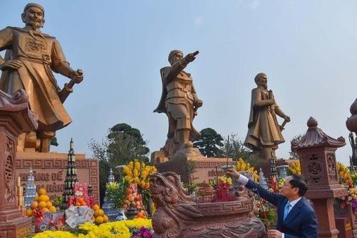 Bộ trưởng Ngoại giao Bùi Thanh Sơn dâng hương tại Khu di tích Bạch Đằng Giang