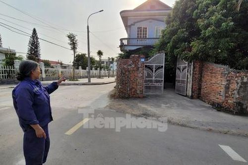 'Góc khuất' phía sau ngôi nhà mọc giữa đường ở Quảng Ninh
