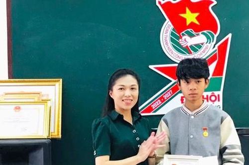 Trao Huy hiệu Tuổi trẻ dũng cảm cho nam thanh niên cứu người ở hồ Xuân Hương