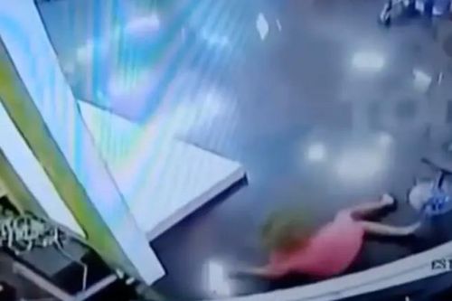 MC nổi tiếng ngất xỉu, ngã khỏi ghế khi đang lên sóng trực tiếp