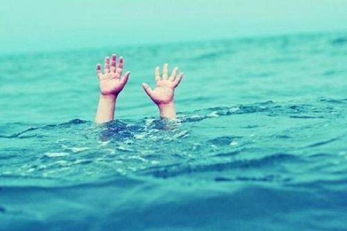 Ra hồ sen chơi, nữ sinh lớp 7 đuối nước thương tâm