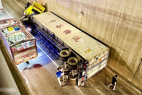 Đồng Nai: Xe đầu kéo bị lật dưới hầm chui ngã tư Vũng Tàu