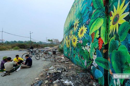 Cận cảnh sự xuống cấp của con đường bích họa dài nhất Hà Nội