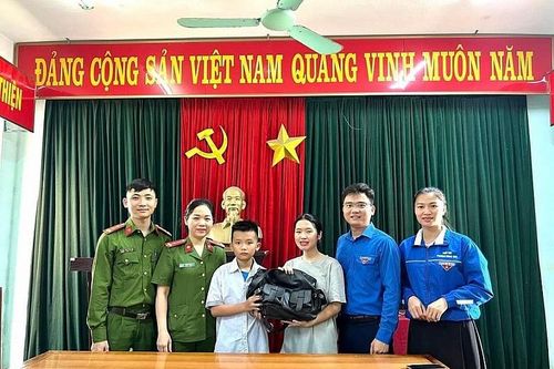 Thanh Hóa: Khen học sinh lớp 6 nhặt được của rơi trả lại người mất