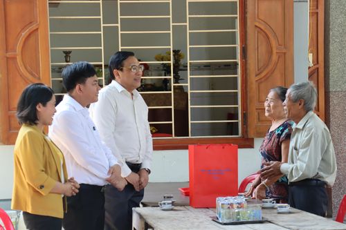 Ông Lê Hữu Thọ thăm, tặng quà gia đình chính sách huyện Cam Lâm