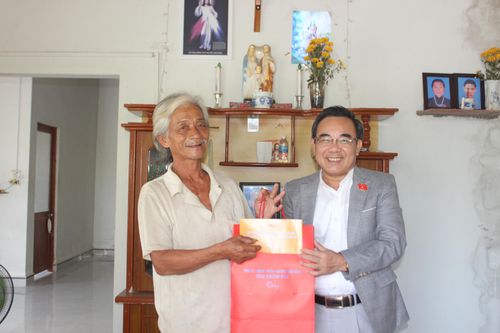 Ông Lê Hữu Trí thăm, tặng quà người có công với cách mạng tại Vạn Ninh