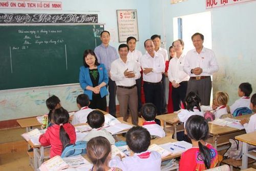Đoàn giám sát của Ủy ban Thường vụ Quốc hội làm việc với Trường Phổ thông dân tộc bán trú - Tiểu học Vừ A Dính, tỉnh Đắk Nông