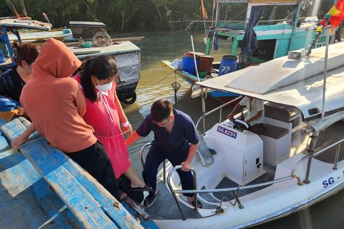 Vượt biển đưa sản phụ từ xã đảo Thạnh An vào đất liền cấp cứu