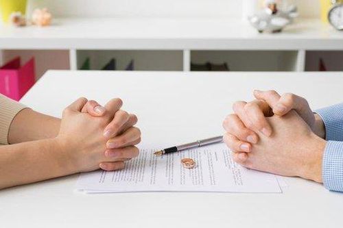 Con gái nhiều lần quỳ xuống cầu xin bố mẹ ly hôn nhưng người mẹ kiên quyết: 'Mẹ sẽ không bao giờ để họ có được những gì họ muốn'