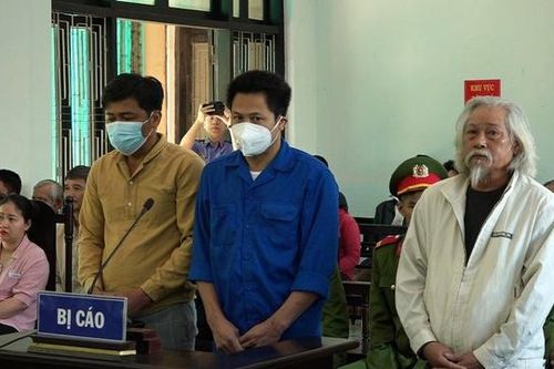 Chém gục hàng xóm, 3 cha con lãnh án tù