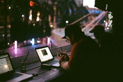 Chơi trong giờ làm, chạy deadline vào ban đêm