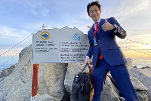 Người đàn ông Nhật Bản mặc vest chinh phục núi cao nhất Malaysia