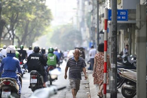 Vỉa hè sau khi kẻ vạch, người dân vẫn không có lối đi khi 1 bên là xe máy, 1 bên là cột điện