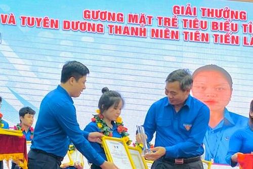 Trao giải Gương mặt trẻ Quảng Trị tiêu biểu và tuyên dương thanh niên tiên tiến làm theo lời Bác