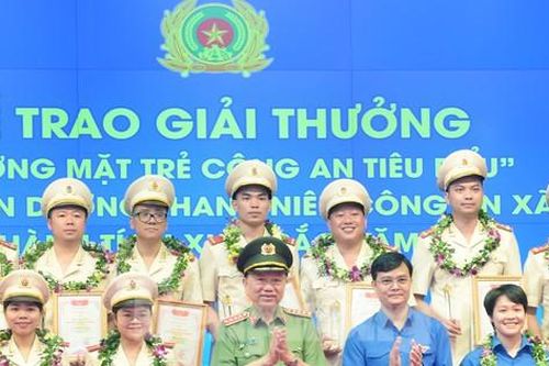 Vinh danh Gương mặt trẻ Công an tiêu biểu và thanh niên Công an xã có thành tích xuất sắc năm 2022