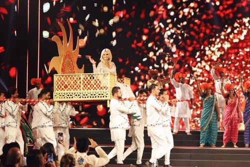 Màn xuất hiện vô cùng đặc biệt của đương kim Miss World Karolina Bielawska: Quốc mẫu hồi cung!