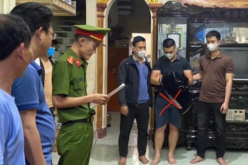 Vận chuyển ma túy, tài xế bỏ chạy tông vào ô tô ngược chiều