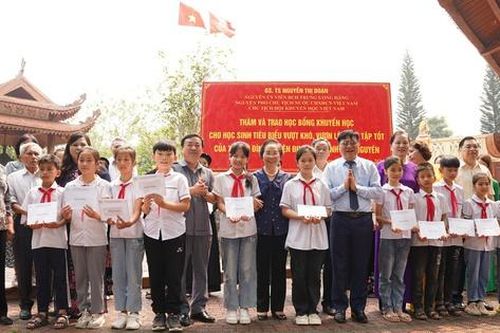 Trung ương Hội Khuyến học Việt Nam trao học bổng cho học sinh tại ATK Định Hóa, Thái Nguyên